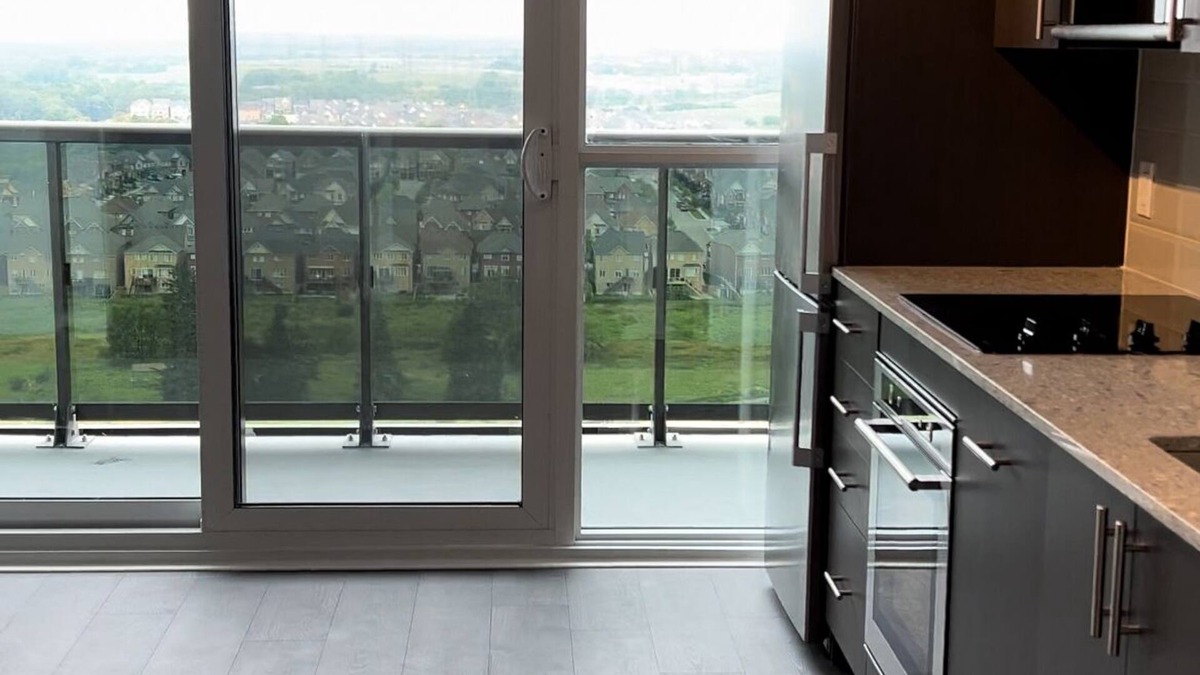 Durham Region Condo | Cozy one-bedroom condo, in close proximity to DC & UOIT. Amenities included!