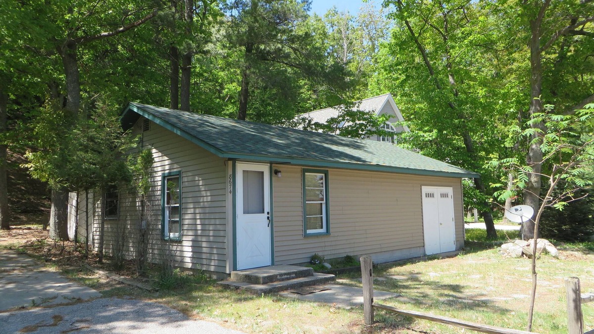 Onekama Cottage | Cozy One Bedroom Cottage Across From Portage Lake & Steps From Lake Michigan