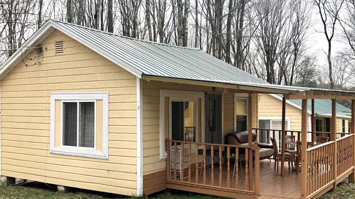 Mongaup Valley House | Cozy One bedroom Bungalow with shared pool 8m bethel woods 10m Casino