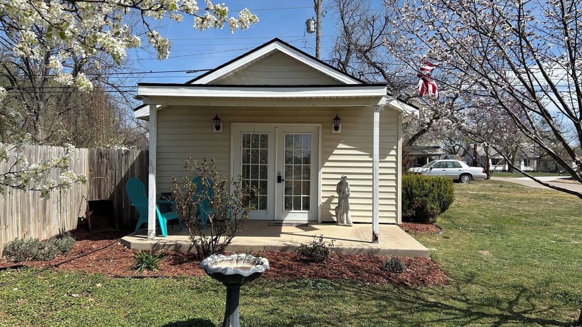 Tonkawa House | Cozy one room suite with WiFi close to NOC , downtown Tonkawa and casinos.