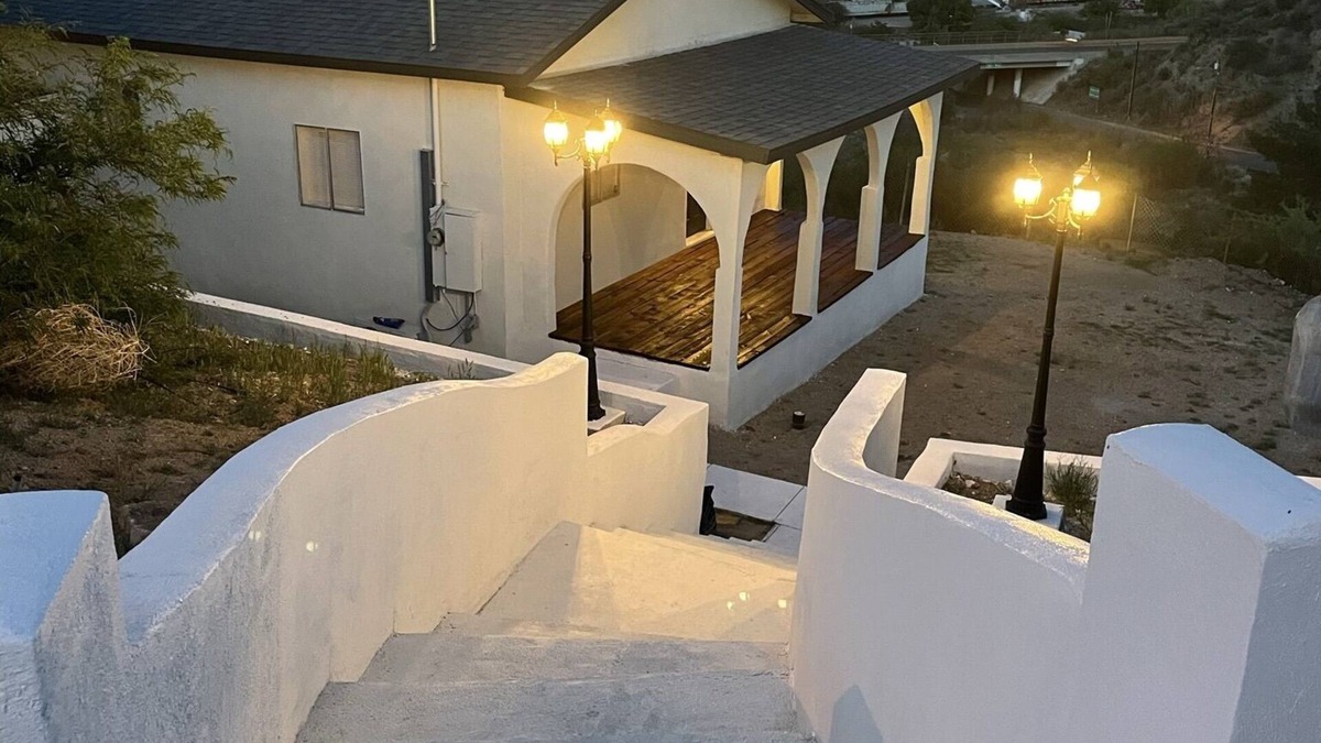 Globe House | Cozy, Open Concept & Conveniently located