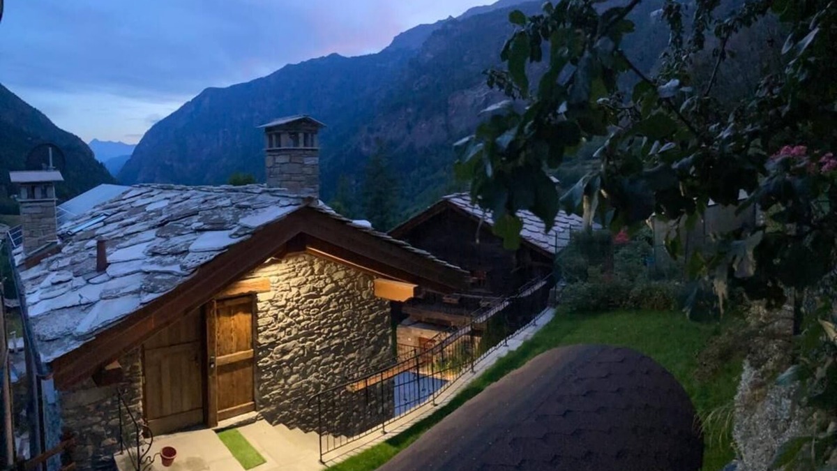 Valtournenche Apartment | Cozy open-plan studio apartment with a view of the valley