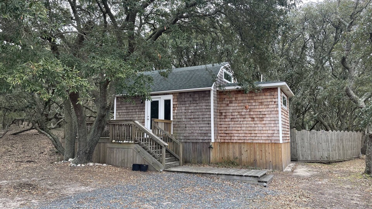 Carova Beach Cottage | Cozy open space cabin-under oaks on a 10 acre estate near beach