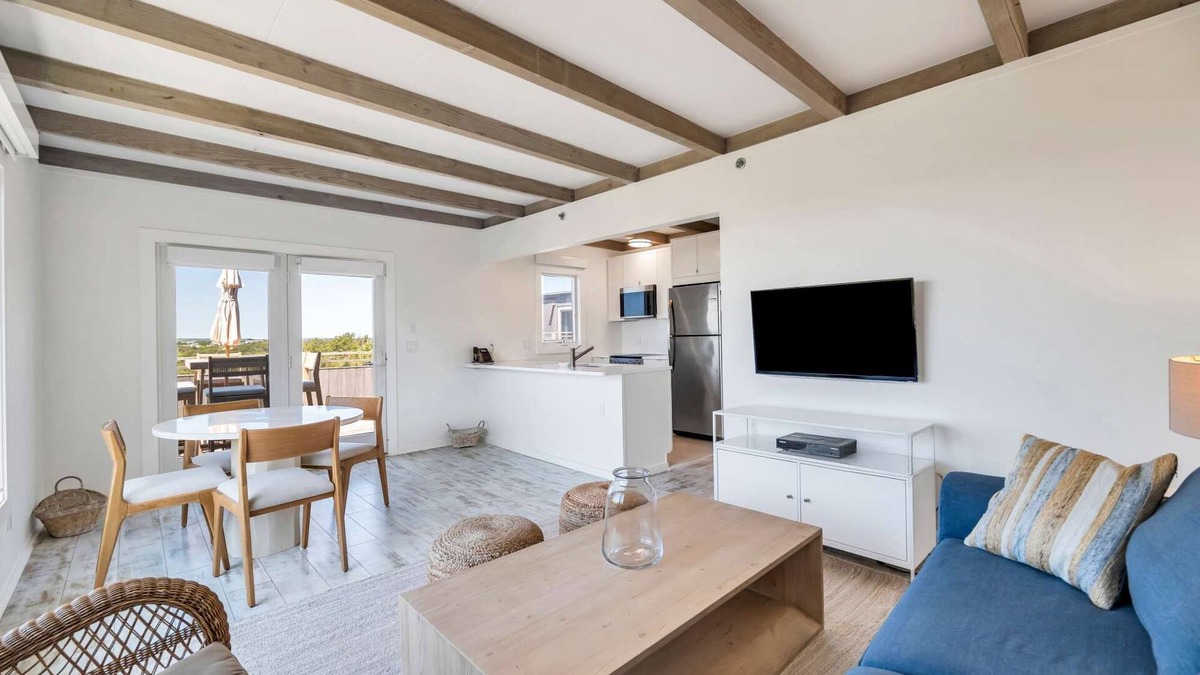 Napeague Apartment | Cozy Pad 2BR Beachside Home | TennisPoolFreePKG
