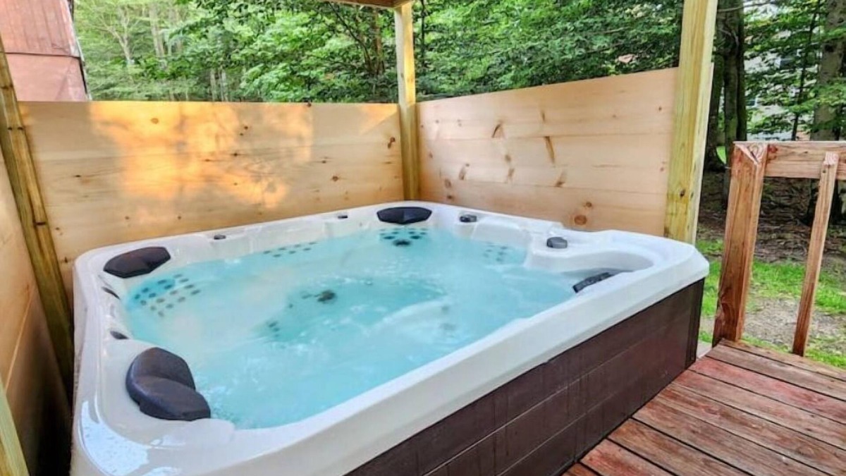 Tobyhanna Cabin | Cozy & Peaceful Retreat with Luxury Hot Tub, Grill, Firepit & Fireplace.