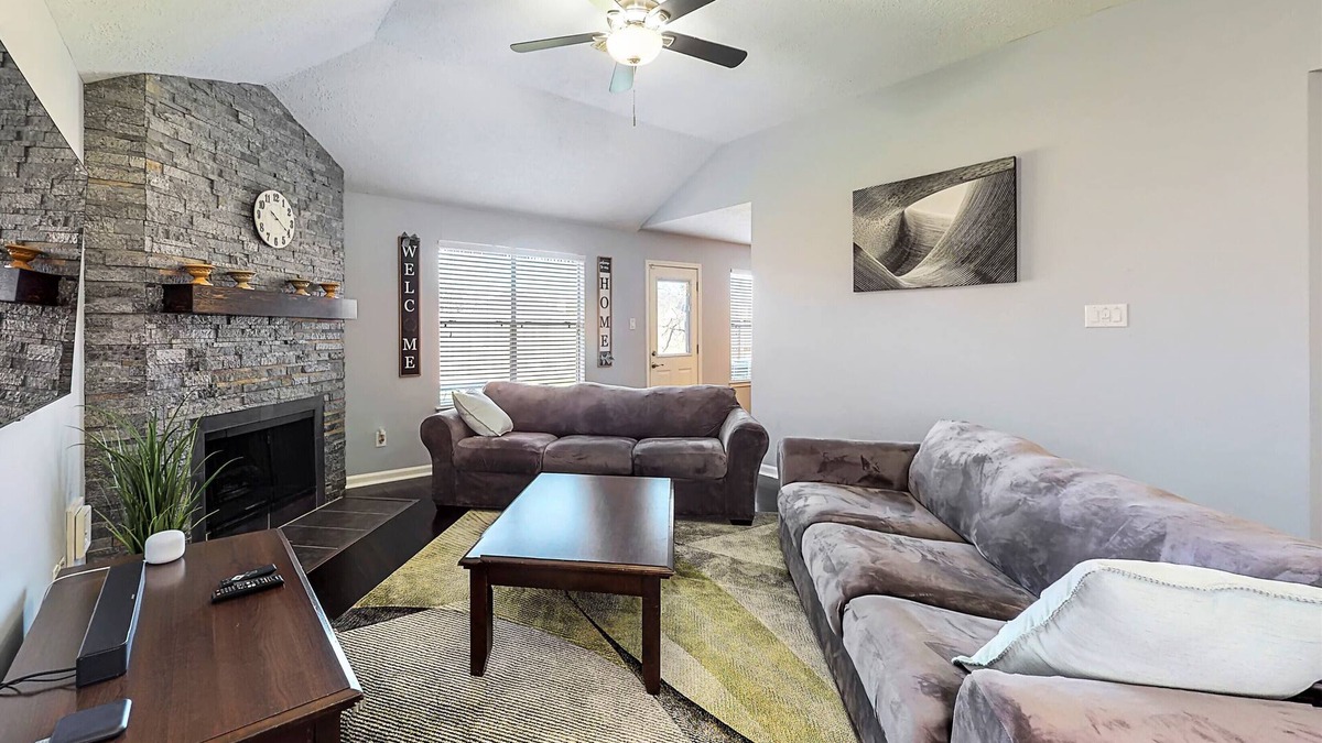 Pearland House | Cozy Pearland Getaway Home! Large backyard w/patio! 5 STAR REVIEWS.