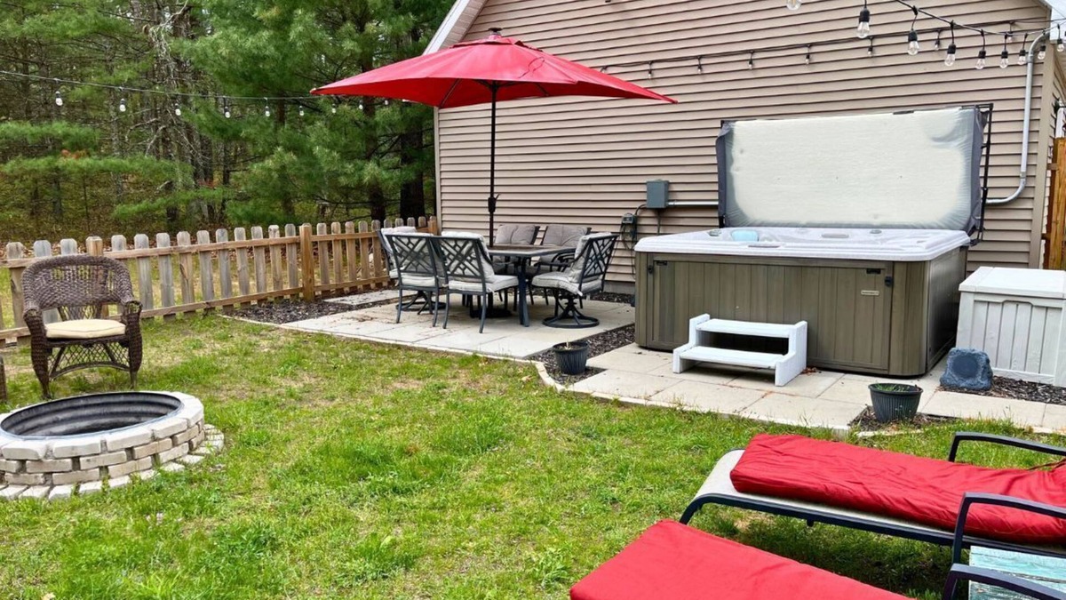 Pentwater Apartment | Cozy Pentwater Retreat with Hot Tub