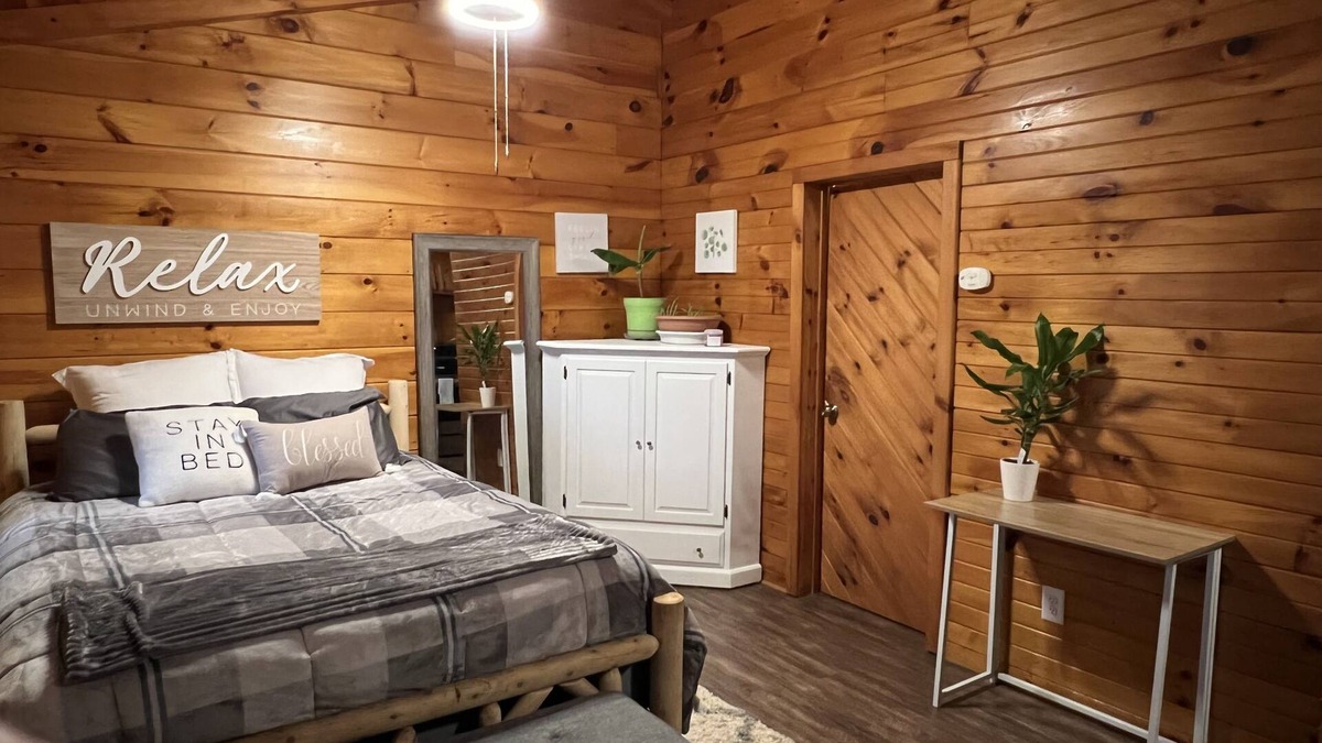 Stony Ridge Cabin | Cozy Perrysburg Cabin - Studio with Fireplace!