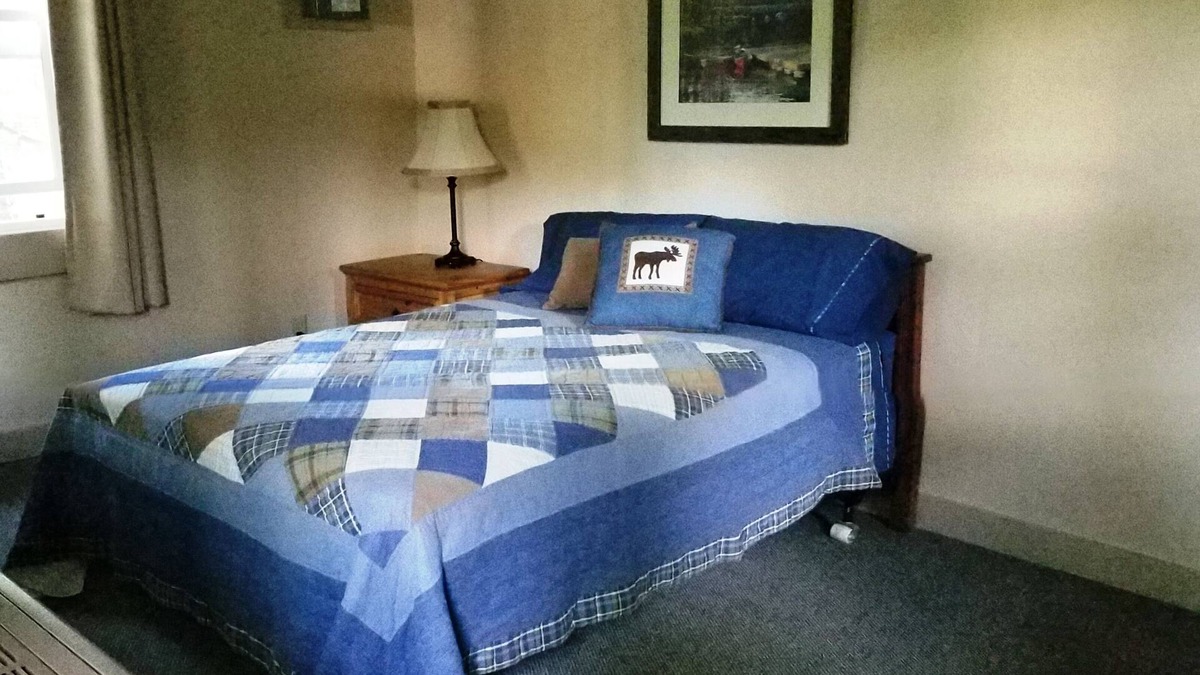 Birchwood Cabin | Cozy Pet Friendly 1 Bedroom Cabin on the water with 1 Boat Slip Included.