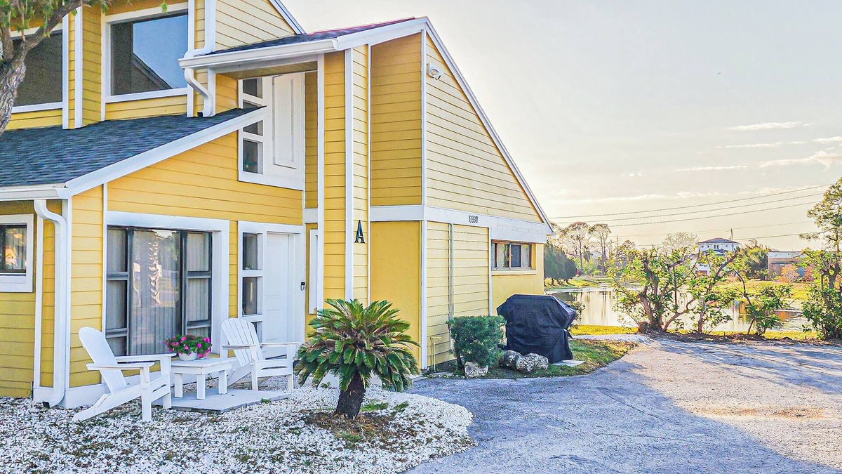 Seminole House | Cozy , Pet Friendly 2 Bedroom/1 Bathroom, Just 5 minutes from the Beach!
