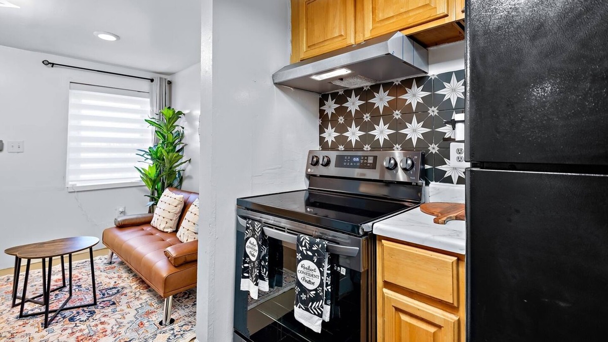 Downtown Baltimore Apartment | Cozy Pet Friendly 2BR w/Fenced Yard, Parking, Walk to Penn Sta. on JHU bus line