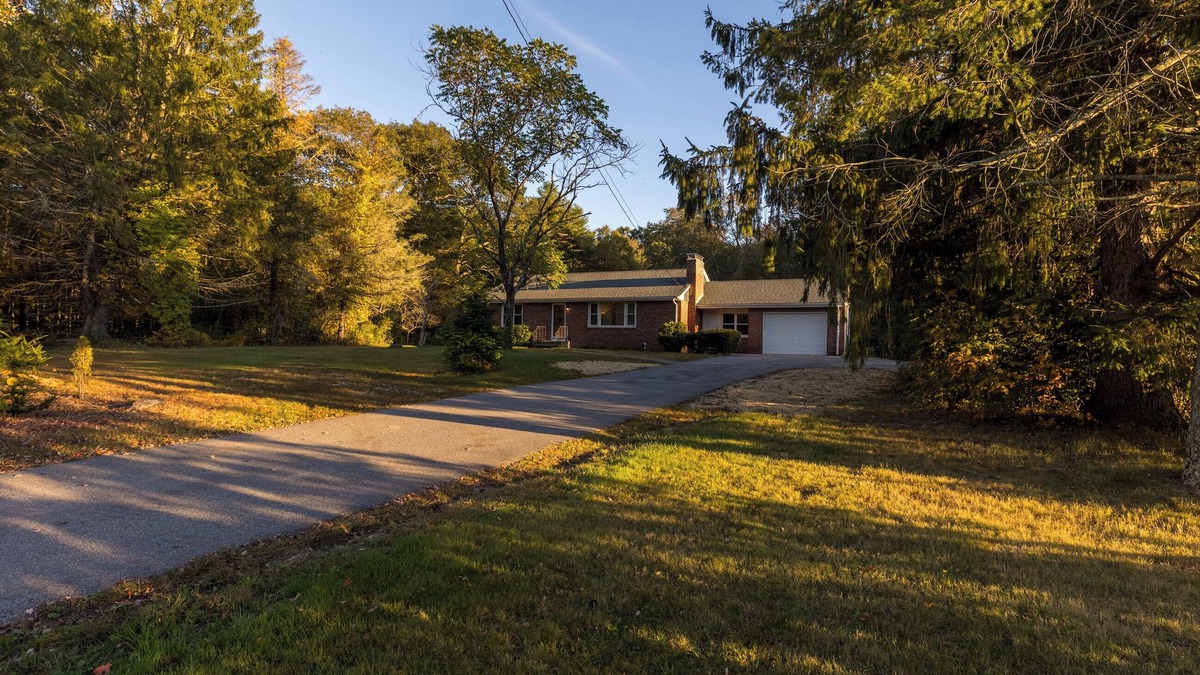 Foster House | Cozy pet friendly 3-bedroom house in charming Foster with fast WiFi, full ktch