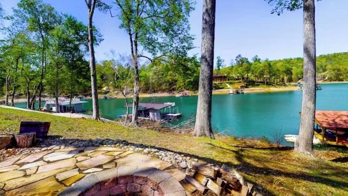 Big Creek House | Cozy Pet-Friendly 4BR | Fireplace, Patio and BBQ