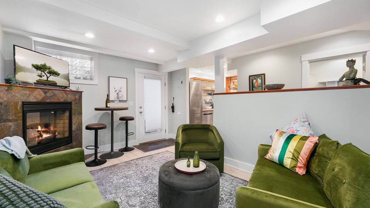 Phinney Ridge Apartment | Cozy, Pet Friendly Apartment Close to Pike Place Market, Space Needle, & more!