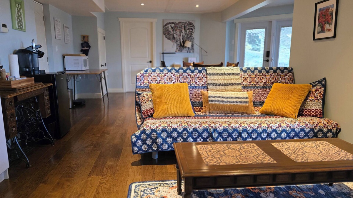 Red Deer House | Cozy Pet Friendly Guest Suite