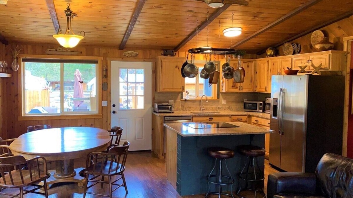 Sisters House | Cozy pet friendly home on fenced acreage