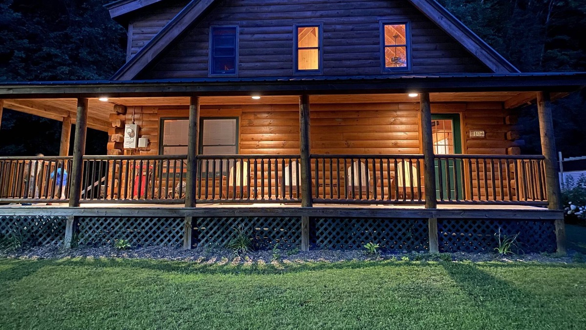 Ludlow Cabin | Cozy Pet-Friendly Log Cabin, 1/2 mile to Okemo