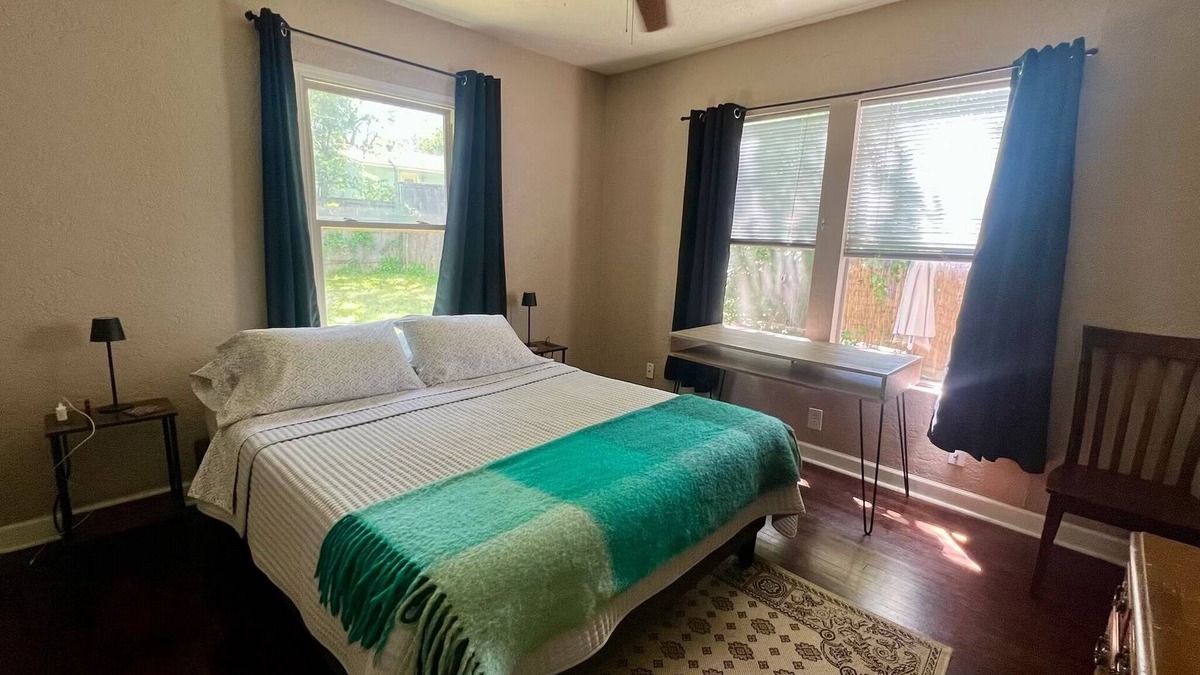 Chestnut House | Cozy & pet friendly! Perfect Location, Mueller/MLK station.