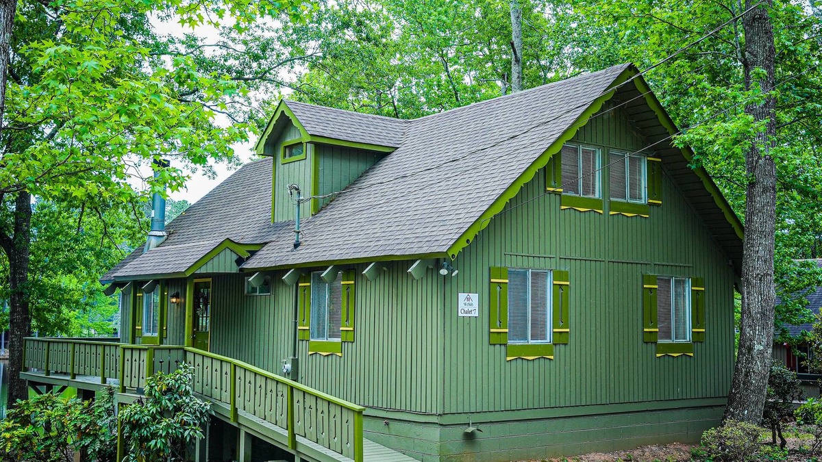 Pine Mountain House | Cozy pet friendly chalet overlooking Lake Innsbruck. Perfect fishing spot!