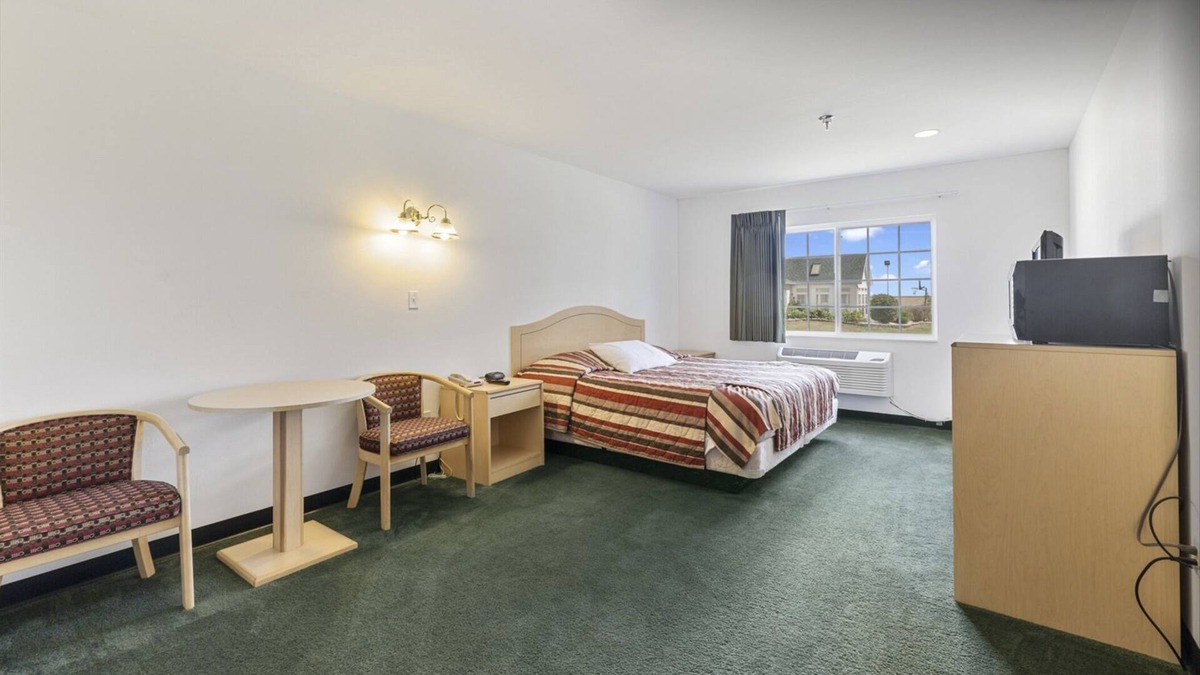 Red Bud Bed & Breakfast | Cozy Petite King Economy Room with Free Parking!