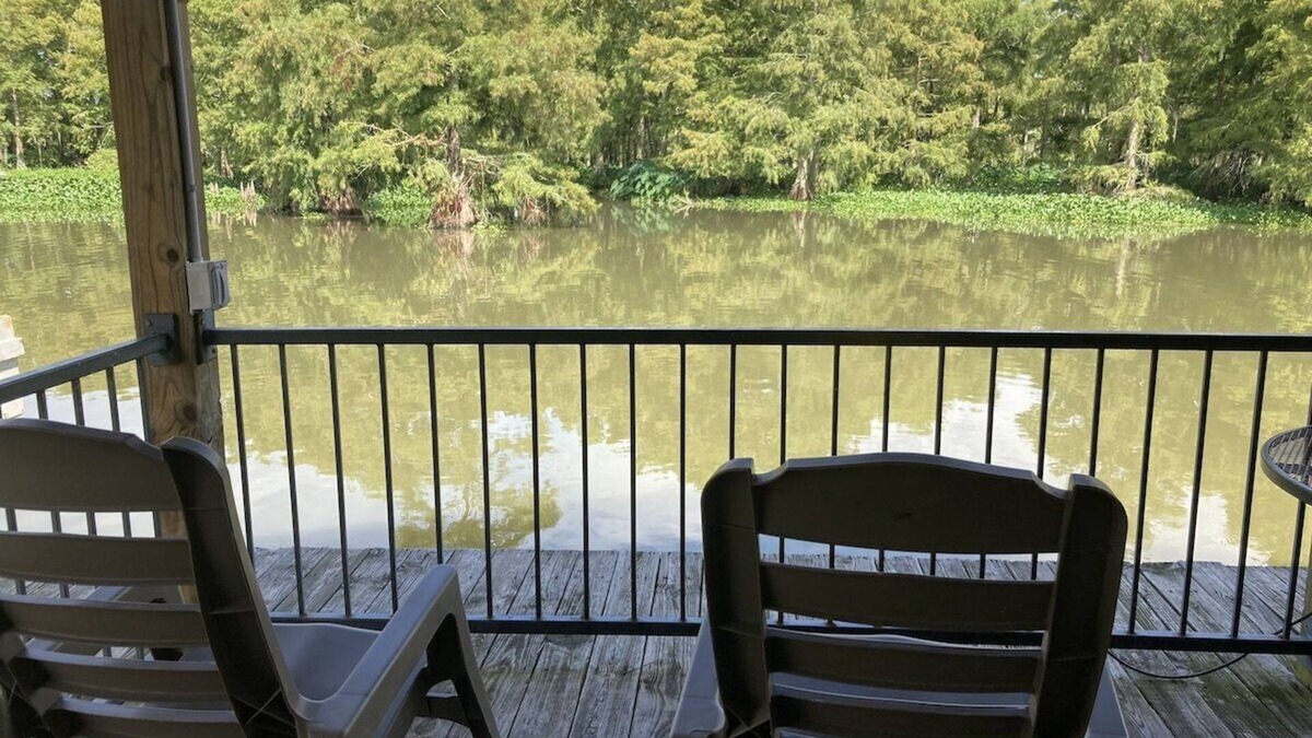 Venice Boat Rental | Cozy, Picturesque Houseboat with Great Entertainment Area