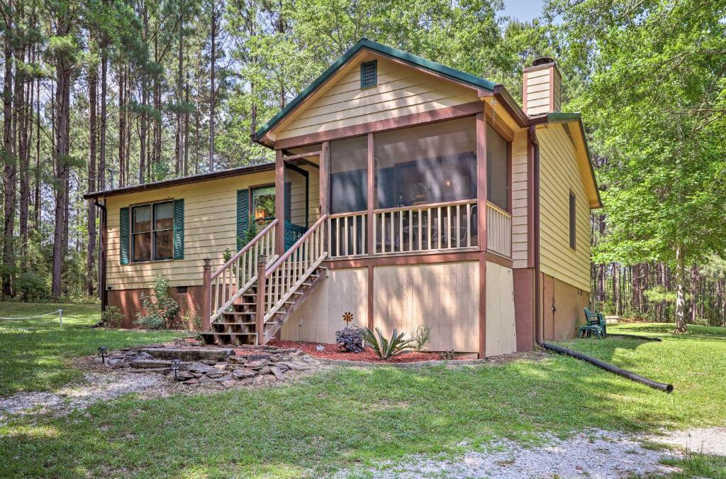 Pine Mountain House | Cozy Pine Mountain Cabin with Screened Porch and Yard!