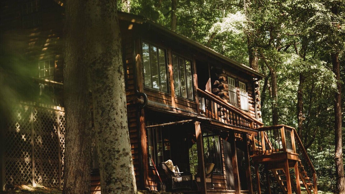 Gnaw Bone Cabin | Cozy Pines Tree house, HotTub, Basketball, Fireplace, 9 acres