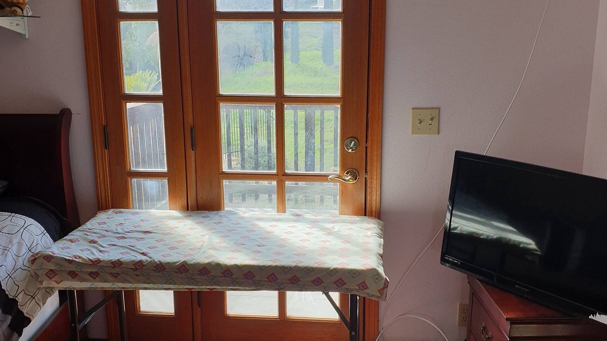 South Redlands House | Cozy Pink Room in quiet Redlands home with AC, WiFi.