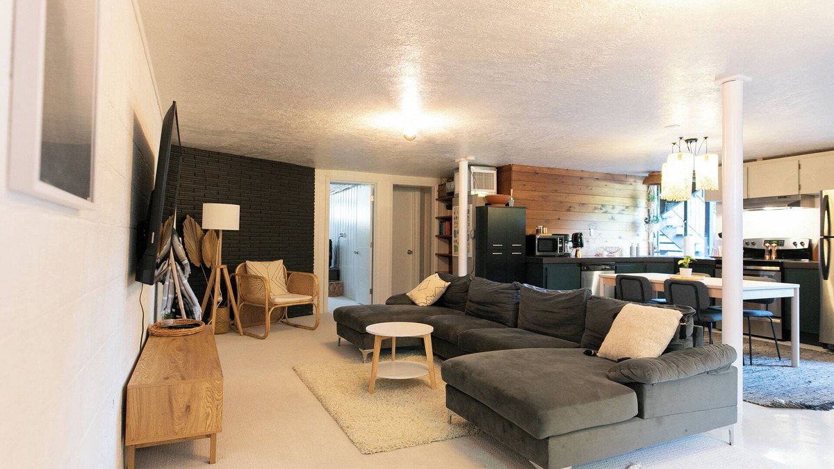 Monmouth House | Cozy PNW Modern Hideaway – Great Location, Sleeps 4, Spacious Comfort