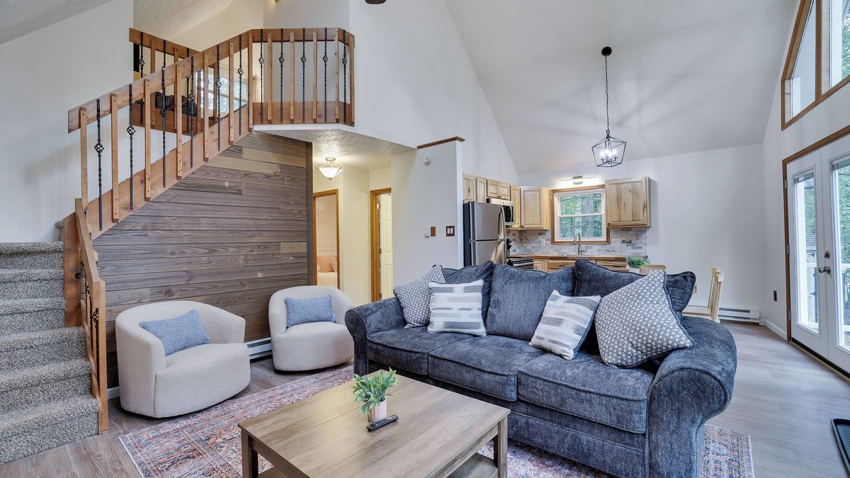 Pocono Lake House | Cozy Pocono Chalet- 5 min to Pool, Beach and Lake