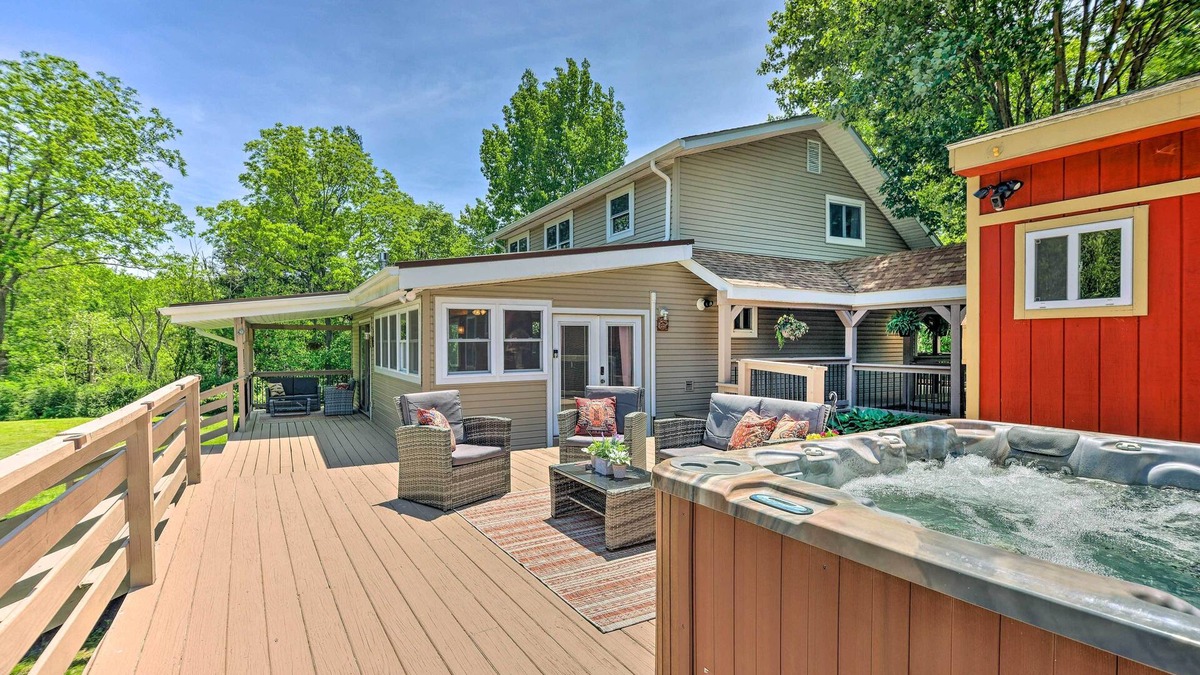 Albrightsville Cottage | Cozy Poconos Cottage w/Hot Tub Near Lake Harmony!