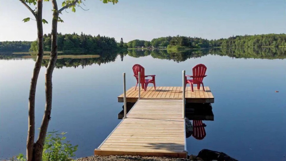 Clare Cottage | Cozy Point Retreat - Luxury, King Beds & Hot Tub