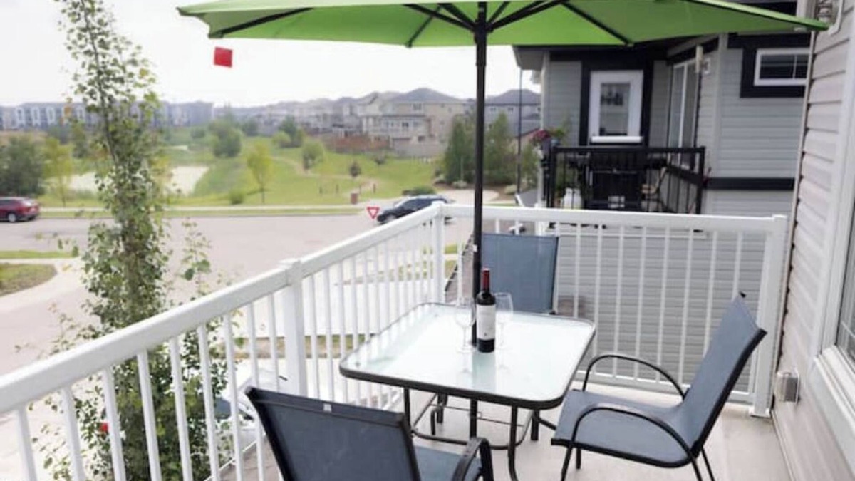 Southwest Edmonton Apartment | Cozy PondVue*2 BR*1Bath*1KingBED+1 Queen*Airport Nearby*Family Friendly