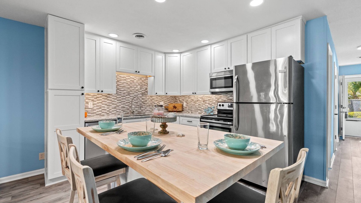Little River Condo | Cozy Pool side Condo, 5 min from the beach!