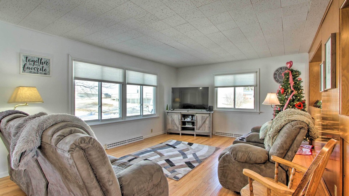 Postville House | Cozy Postville Retreat w/Fireplaces & Yard!