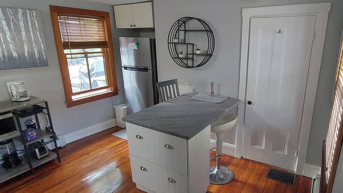 West Roxbury Apartment | Cozy priv apt in antique home on the edge of Boston w public trans Full kitchen!