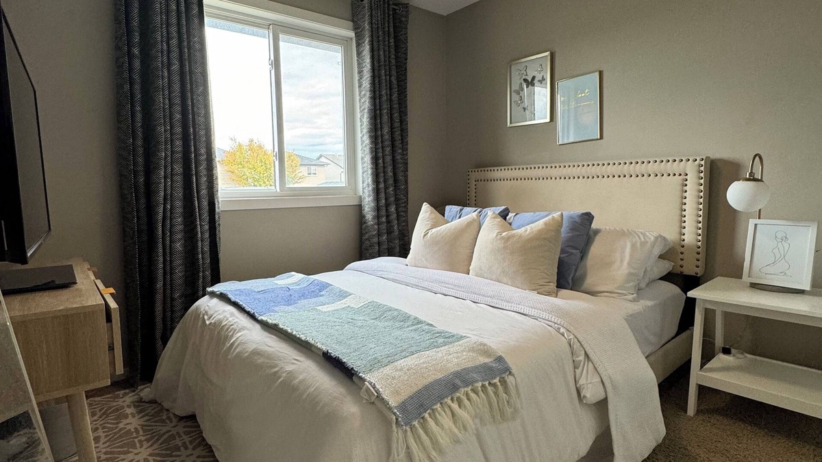 Southeast Calgary House | Cozy Private 1-Bedroom 1 Bathroom retreat in a shared home,Calgary SE .
