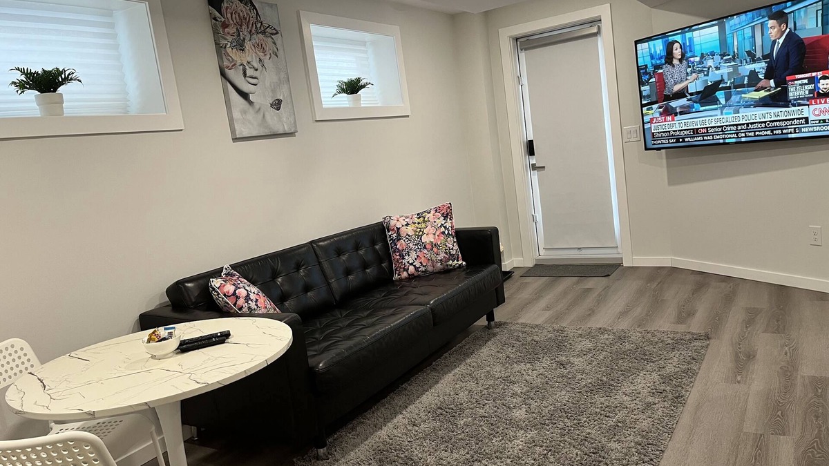 Fort Gary House | Cozy Private 1-bedroom Basement Suite with free parking