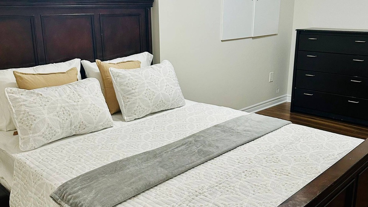 Churchill Meadows House | Cozy Private 1BR Walk-Out Suite