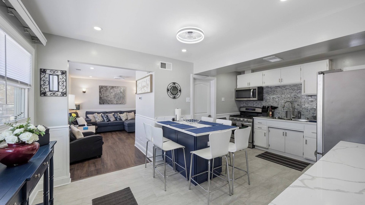 Tinley Park House | Cozy/Private 3 BR nestled on an acre of Serenity