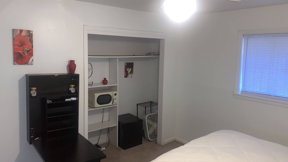Jackson House | Cozy Private Bedroom/bath with smoking allowed