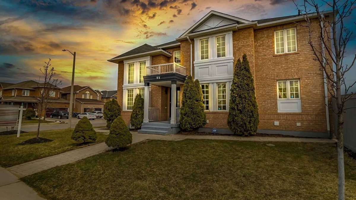 Brampton House | Cozy Private Bedroom in Dog-Loving Home – Meet Leo, Our Friendly Lab!