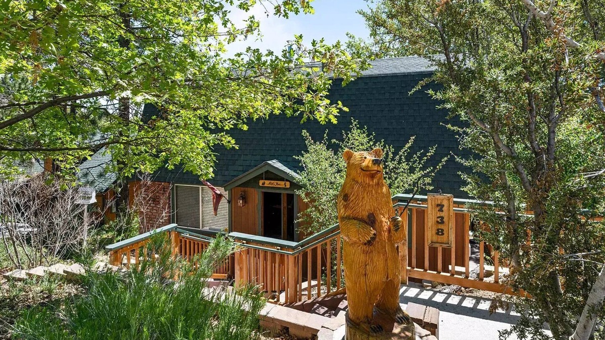 Upper Moonridge Cabin | Cozy Private Cabin in the Upper Moonridge Area w/WiFi/TV/Fireplace