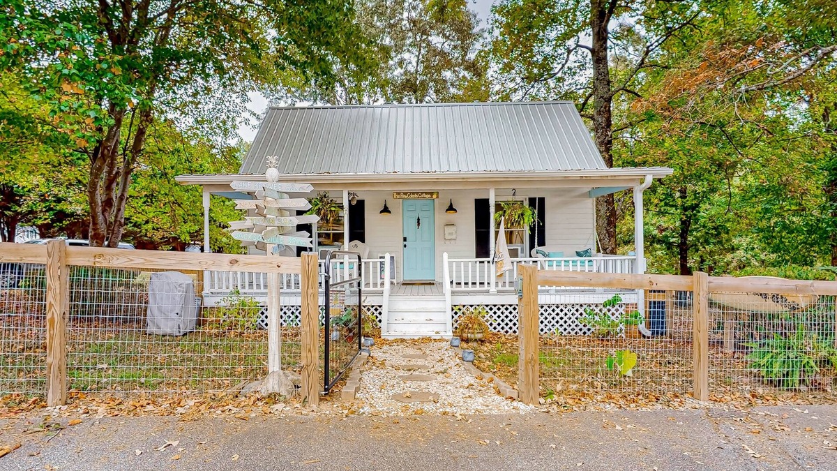 Landrum Cottage | Cozy private cottage on shared property with firepit & W/D - dog-friendly