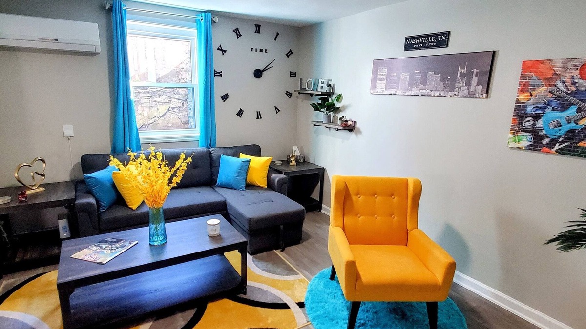 Hurwood Heights Condo | Cozy private duplex unit 8 minutes from downtown and 12 minutes from the airport