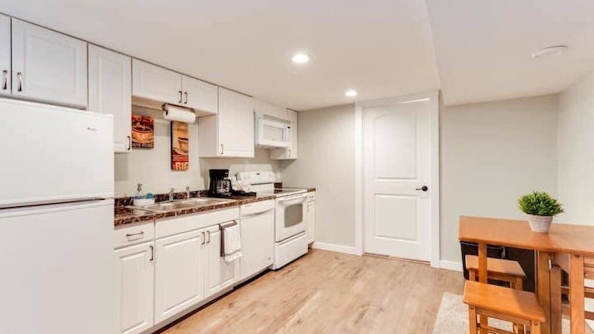 Roseville House | Cozy Private House W/Beautiful View of Lake Owasso!