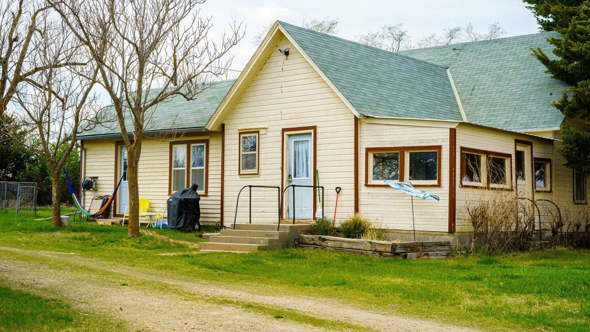 Jewell County House | Cozy private Lakehouse with prime fishing, hunting, and lake access.