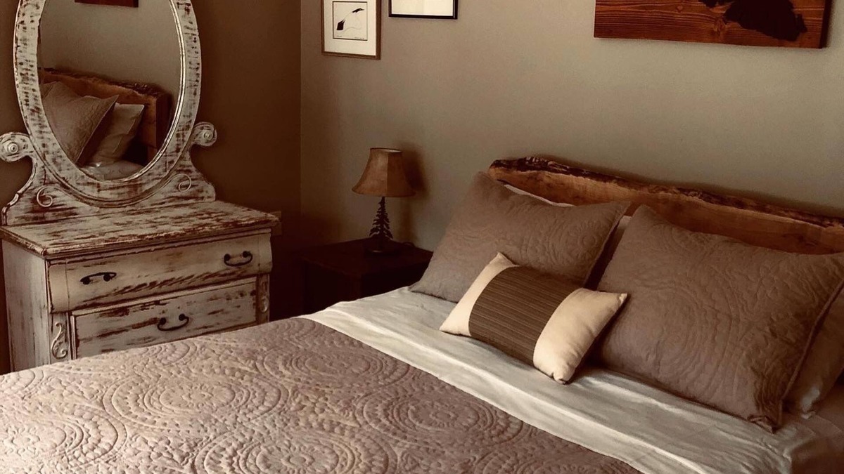 Regional District of Nanaimo Cottage | Cozy & Private next to nature & nearby Spider Lake Provincial Park.
