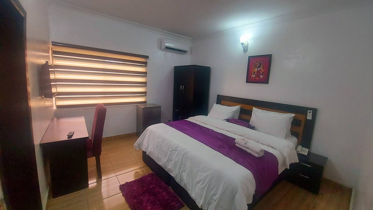 Ikeja Cabin | Cozy private room holiday room with 24/7 light + WiFi