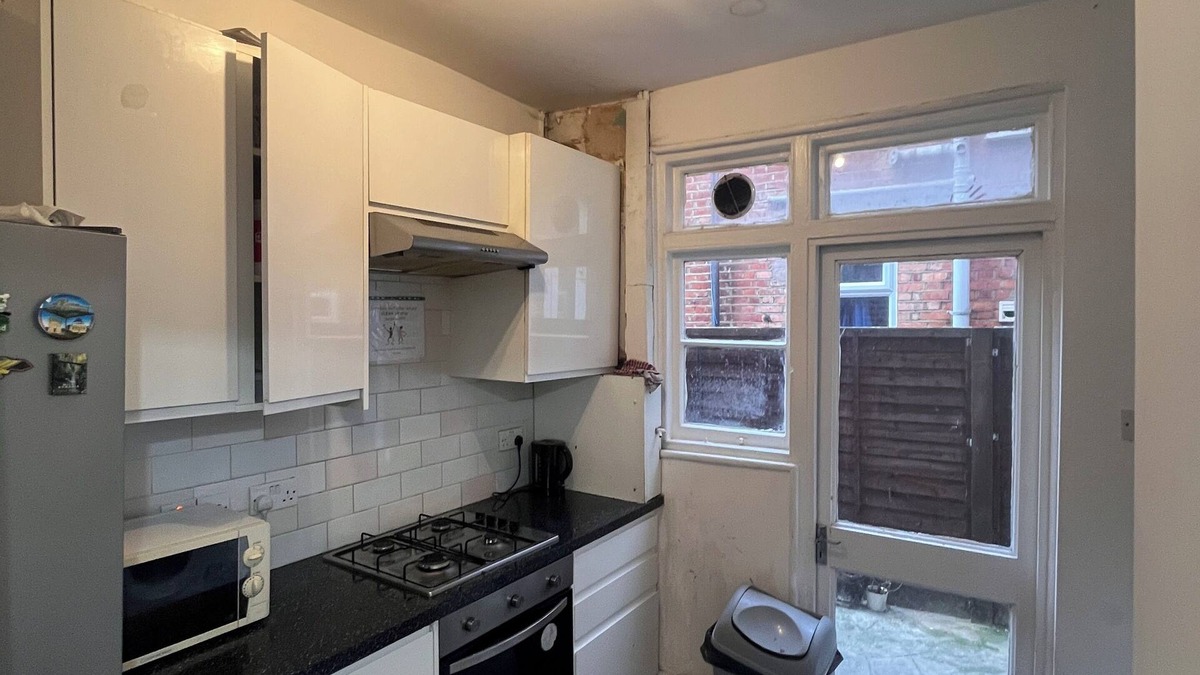 Mapesbury Apartment | Cozy Private Room Near Tube in Shared Home Suitable for Professionals